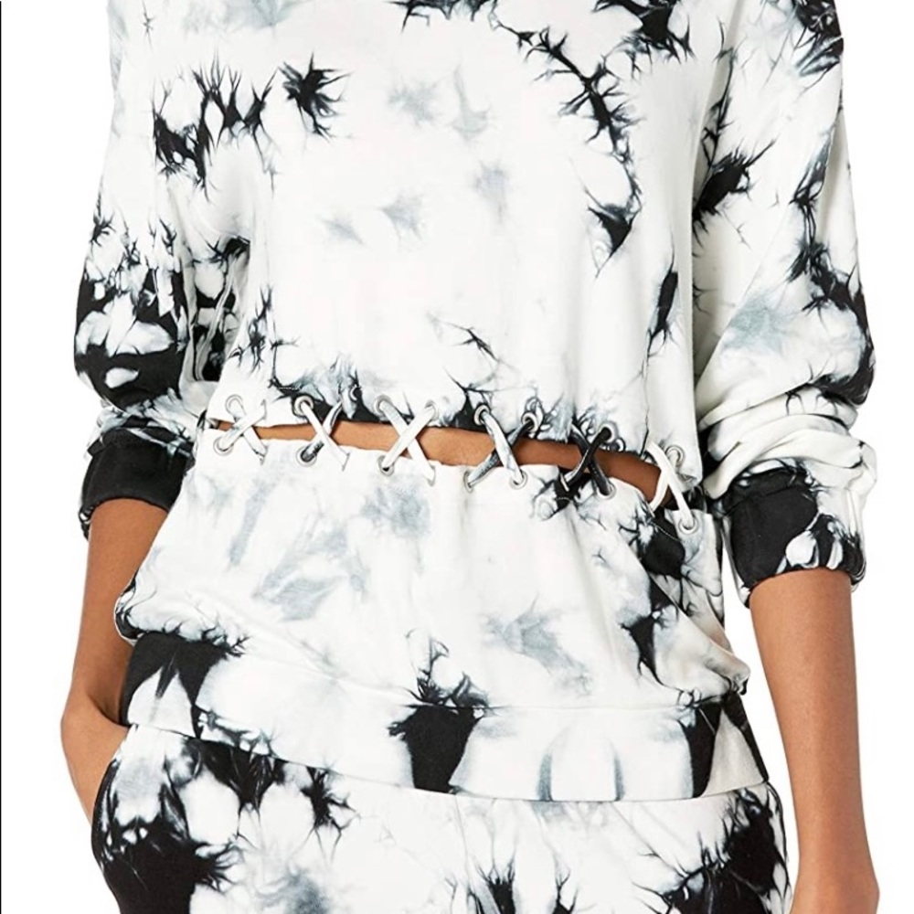 KENDAL + KYLIE Front Lace up Swestshirt
